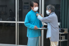 記念のバッジを装着