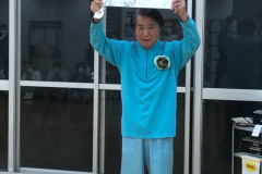 寄書を掲げる岩佐前会長