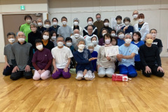 教室で賞状授与