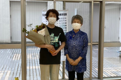 花束贈呈者と