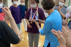 金メダルを掛けて貰って興奮する会員