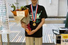 金メダルと花束で